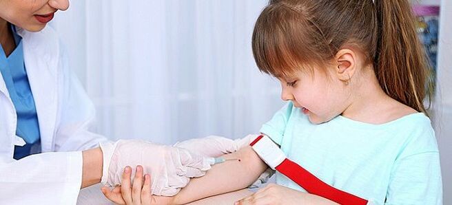 bir çocukta solucanların analizi için kan örneklemesi