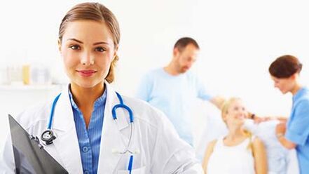 Bir doktor parazitlerden tedavi ederken